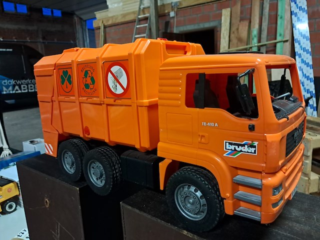 Vuilniswagen bruder ( 520 mm ) - afbeelding 2 van  3
