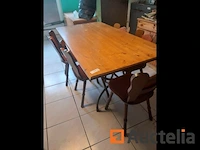 Vuren tafel op smeedijzeren poten, 6 houten stoffen stoelen