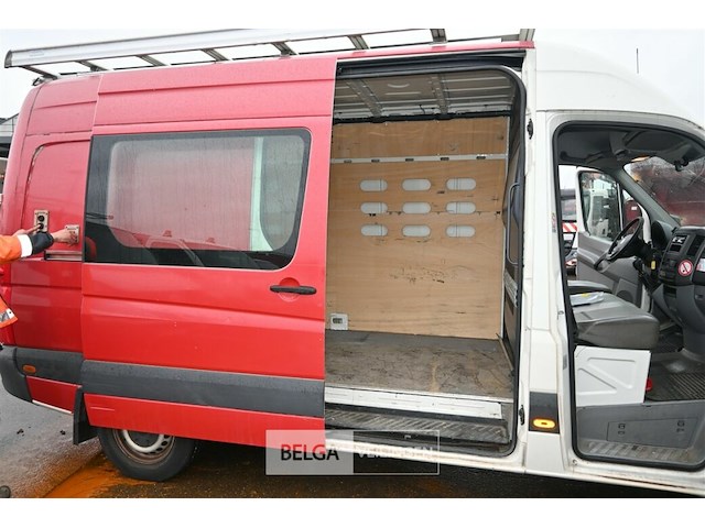 Vw crafter lichte vrachtwagen met dhollandia laadklep - afbeelding 24 van  28