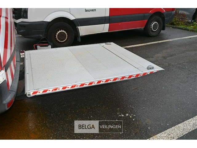 Vw crafter lichte vrachtwagen met dhollandia laadklep - afbeelding 25 van  28