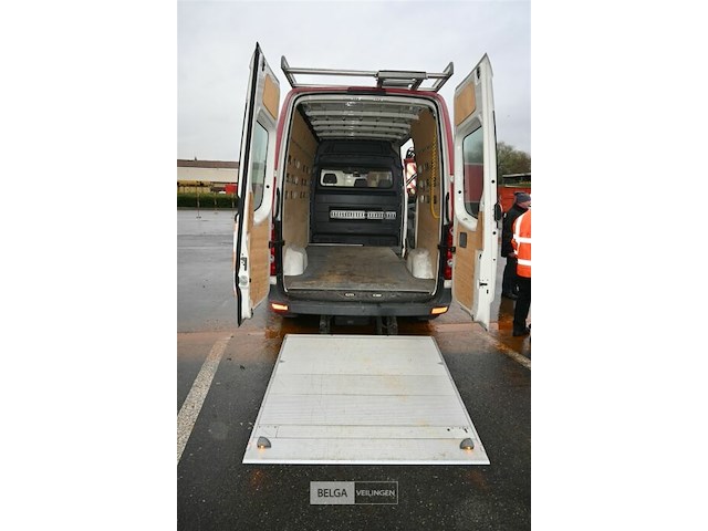 Vw crafter lichte vrachtwagen met dhollandia laadklep - afbeelding 27 van  28
