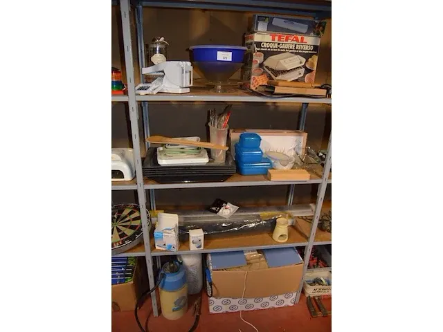 Wafelijzer tefal, rolhouder, frietsnijder, appertiefhapjes set, dienplateaus, rolgordijn, bekleding auto, 8 stuks plantenhoezen 2x1,5m, 2 handsproeiers , enz - afbeelding 1 van  10