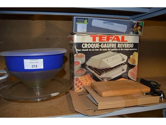 Wafelijzer tefal, rolhouder, frietsnijder, appertiefhapjes set, dienplateaus, rolgordijn, bekleding auto, 8 stuks plantenhoezen 2x1,5m, 2 handsproeiers , enz - afbeelding 5 van  10