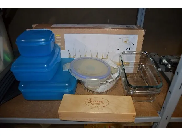 Wafelijzer tefal, rolhouder, frietsnijder, appertiefhapjes set, dienplateaus, rolgordijn, bekleding auto, 8 stuks plantenhoezen 2x1,5m, 2 handsproeiers , enz - afbeelding 7 van  10
