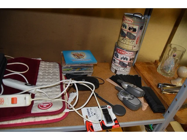Walkie talkies topcom twintalker 3000, google chromecast, 2 rubberen toetsenborden, braun lady shave, 6 cds, 13 dvds, 2 elektrische verwarmingsmatjes, 6 xbox 360 spellen, frigobox eda, stofzuiger kalorik yl102e-b, ca. 15 voetpompen - afbeelding 2 van  14