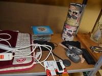 Walkie talkies topcom twintalker 3000, google chromecast, 2 rubberen toetsenborden, braun lady shave, 6 cds, 13 dvds, 2 elektrische verwarmingsmatjes, 6 xbox 360 spellen, frigobox eda, stofzuiger kalorik yl102e-b, ca. 15 voetpompen - afbeelding 2 van  14