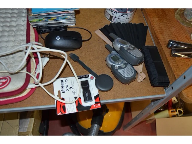 Walkie talkies topcom twintalker 3000, google chromecast, 2 rubberen toetsenborden, braun lady shave, 6 cds, 13 dvds, 2 elektrische verwarmingsmatjes, 6 xbox 360 spellen, frigobox eda, stofzuiger kalorik yl102e-b, ca. 15 voetpompen - afbeelding 3 van  14
