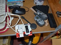 Walkie talkies topcom twintalker 3000, google chromecast, 2 rubberen toetsenborden, braun lady shave, 6 cds, 13 dvds, 2 elektrische verwarmingsmatjes, 6 xbox 360 spellen, frigobox eda, stofzuiger kalorik yl102e-b, ca. 15 voetpompen - afbeelding 3 van  14