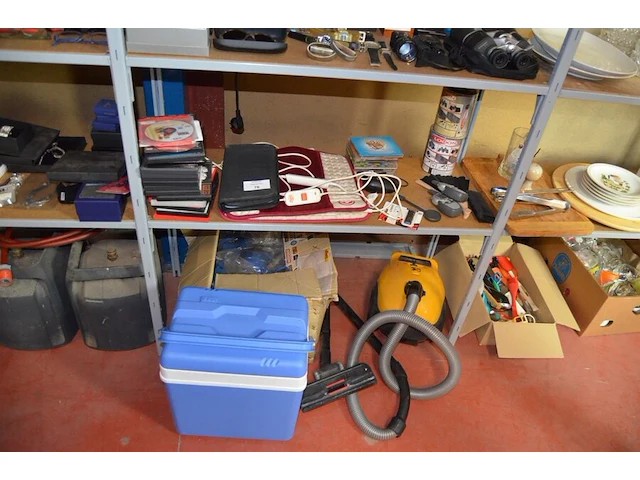 Walkie talkies topcom twintalker 3000, google chromecast, 2 rubberen toetsenborden, braun lady shave, 6 cds, 13 dvds, 2 elektrische verwarmingsmatjes, 6 xbox 360 spellen, frigobox eda, stofzuiger kalorik yl102e-b, ca. 15 voetpompen - afbeelding 1 van  14