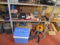 Walkie talkies topcom twintalker 3000, google chromecast, 2 rubberen toetsenborden, braun lady shave, 6 cds, 13 dvds, 2 elektrische verwarmingsmatjes, 6 xbox 360 spellen, frigobox eda, stofzuiger kalorik yl102e-b, ca. 15 voetpompen - afbeelding 1 van  14