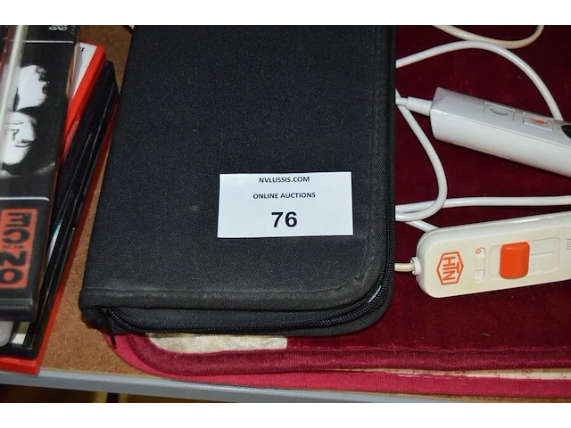 Walkie talkies topcom twintalker 3000, google chromecast, 2 rubberen toetsenborden, braun lady shave, 6 cds, 13 dvds, 2 elektrische verwarmingsmatjes, 6 xbox 360 spellen, frigobox eda, stofzuiger kalorik yl102e-b, ca. 15 voetpompen - afbeelding 12 van  14