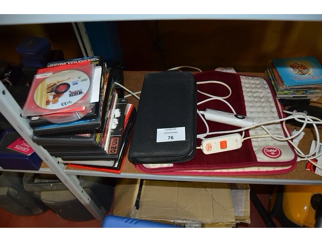 Walkie talkies topcom twintalker 3000, google chromecast, 2 rubberen toetsenborden, braun lady shave, 6 cds, 13 dvds, 2 elektrische verwarmingsmatjes, 6 xbox 360 spellen, frigobox eda, stofzuiger kalorik yl102e-b, ca. 15 voetpompen - afbeelding 13 van  14