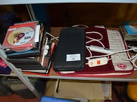 Walkie talkies topcom twintalker 3000, google chromecast, 2 rubberen toetsenborden, braun lady shave, 6 cds, 13 dvds, 2 elektrische verwarmingsmatjes, 6 xbox 360 spellen, frigobox eda, stofzuiger kalorik yl102e-b, ca. 15 voetpompen - afbeelding 13 van  14