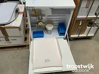 Wand inklapbare verzorgingsbed. - afbeelding 2 van  4