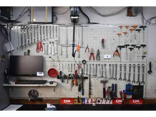 Wandbord inh lot div handgereedschappen, wo tangen, steek-/ringsleutels, enz - afbeelding 1 van  1
