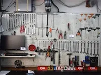 Wandbord inh lot div handgereedschappen, wo tangen, steek-/ringsleutels, enz - afbeelding 1 van  1