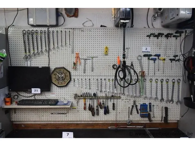 Wandbord inh lot div handgereedschappen, wo tangen, steek-/ringsleutels, enz - afbeelding 1 van  1
