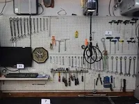 Wandbord inh lot div handgereedschappen, wo tangen, steek-/ringsleutels, enz - afbeelding 1 van  1