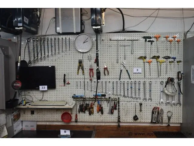 Wandbord inh lot div handgereedschappen, wo tangen, steek-/ringsleutels, enz - afbeelding 1 van  1
