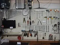 Wandbord inh lot div handgereedschappen, wo tangen, steek-/ringsleutels, enz - afbeelding 1 van  1