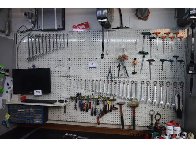 Wandbord inh lot div handgereedschappen, wo tangen, steek-/ringsleutels, enz - afbeelding 1 van  1
