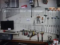 Wandbord inh lot div handgereedschappen, wo tangen, steek-/ringsleutels, enz - afbeelding 1 van  1