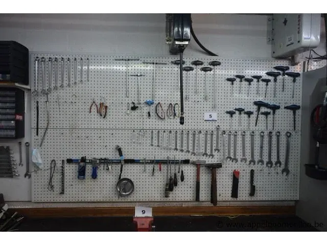 Wandbord inh lot div handgereedschappen, wo tangen, steek-/ringsleutels, enz - afbeelding 1 van  1