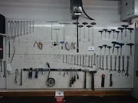 Wandbord inh lot div handgereedschappen, wo tangen, steek-/ringsleutels, enz - afbeelding 1 van  1