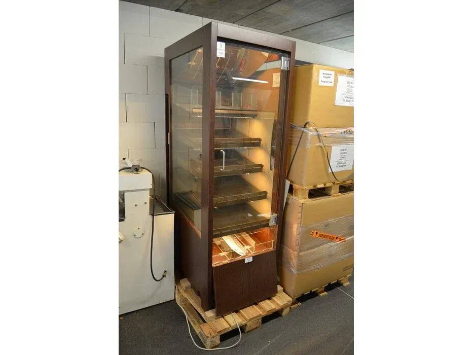 Horeca materiaal, glazen, verpakking, bakkerij uitrusting, bloembakken, brievenbussen, bouwmaterialen, enz