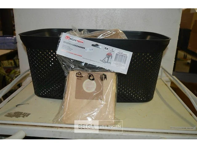 Wasmand met± 14x5 st stofzuigzakken 15l - afbeelding 1 van  2