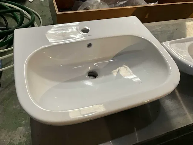 Wastafel duravit d-code en kleinere handenwasser - afbeelding 2 van  6
