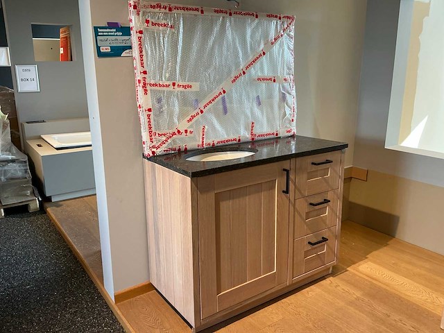 Wastafel villeroy & boch + onderkast oakyu + spiegel - afbeelding 1 van  8