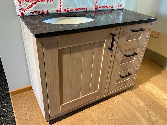 Wastafel villeroy & boch + onderkast oakyu + spiegel - afbeelding 2 van  8