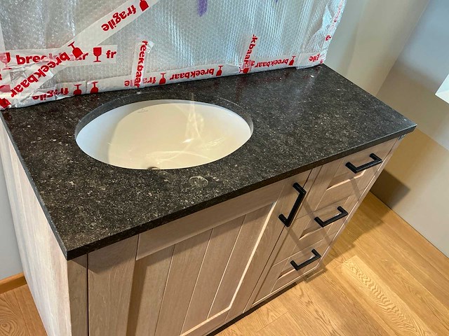 Wastafel villeroy & boch + onderkast oakyu + spiegel - afbeelding 3 van  8