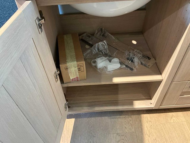 Wastafel villeroy & boch + onderkast oakyu + spiegel - afbeelding 6 van  8