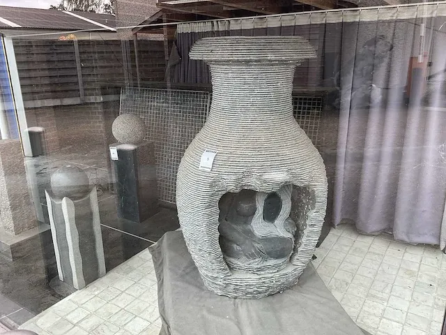 Waterfontein met naakte vrouw tuinbeeld - afbeelding 1 van  4
