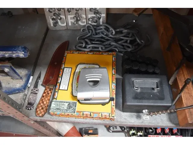 Waterkoker proline, waterkoker domo, soepmaker philips, visbestek met schotel, vleeshamer, grilltang, geldkoffer, diverse sierstukken - afbeelding 2 van  11