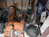 Waterkoker proline, waterkoker domo, soepmaker philips, visbestek met schotel, vleeshamer, grilltang, geldkoffer, diverse sierstukken - afbeelding 3 van  11