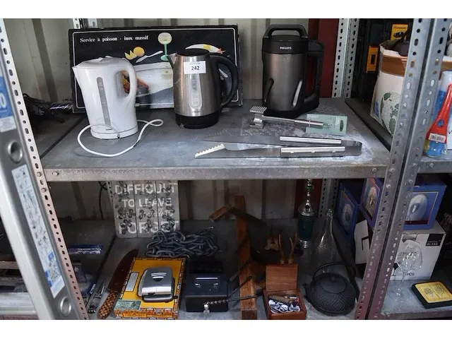 Waterkoker proline, waterkoker domo, soepmaker philips, visbestek met schotel, vleeshamer, grilltang, geldkoffer, diverse sierstukken - afbeelding 1 van  11