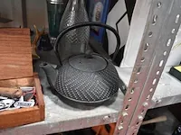 Waterkoker proline, waterkoker domo, soepmaker philips, visbestek met schotel, vleeshamer, grilltang, geldkoffer, diverse sierstukken - afbeelding 4 van  11