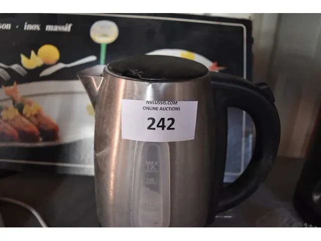 Waterkoker proline, waterkoker domo, soepmaker philips, visbestek met schotel, vleeshamer, grilltang, geldkoffer, diverse sierstukken - afbeelding 6 van  11