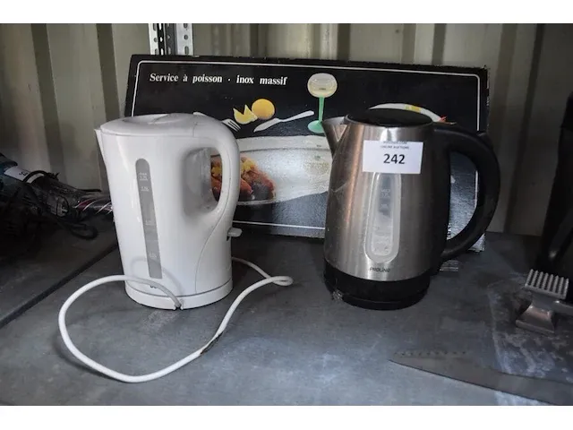 Waterkoker proline, waterkoker domo, soepmaker philips, visbestek met schotel, vleeshamer, grilltang, geldkoffer, diverse sierstukken - afbeelding 7 van  11