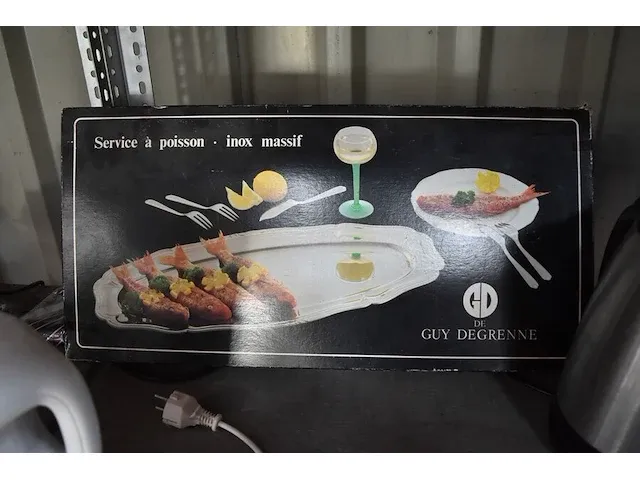Waterkoker proline, waterkoker domo, soepmaker philips, visbestek met schotel, vleeshamer, grilltang, geldkoffer, diverse sierstukken - afbeelding 9 van  11