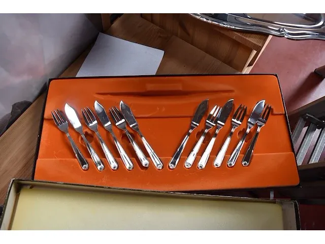 Waterkoker proline, waterkoker domo, soepmaker philips, visbestek met schotel, vleeshamer, grilltang, geldkoffer, diverse sierstukken - afbeelding 11 van  11