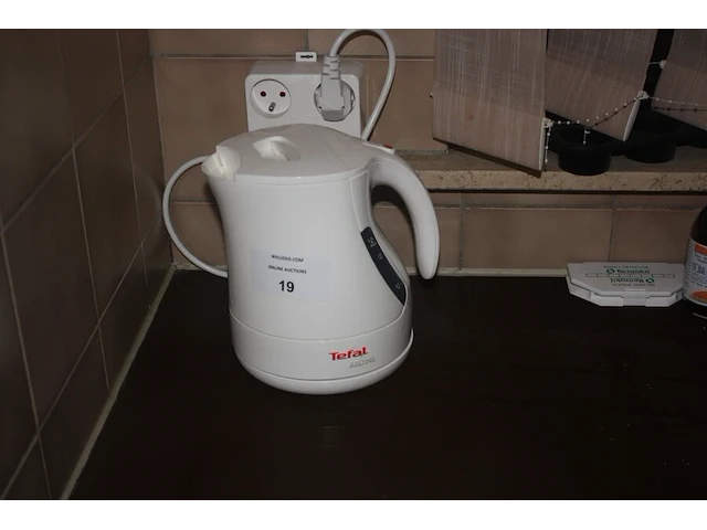 Waterkoker tefal (defect), 2 pvc vuilniszakhouders, inhoud keuken: borden en bestek (50,51,52) - afbeelding 1 van  3
