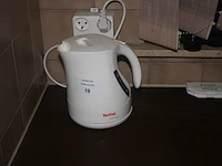 Waterkoker tefal (defect), 2 pvc vuilniszakhouders, inhoud keuken: borden en bestek (50,51,52) - afbeelding 1 van  3