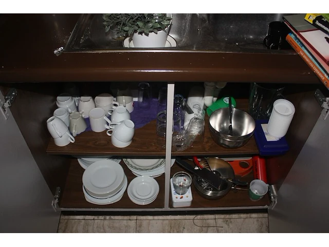 Waterkoker tefal (defect), 2 pvc vuilniszakhouders, inhoud keuken: borden en bestek (50,51,52) - afbeelding 2 van  3