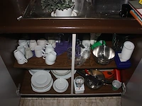 Waterkoker tefal (defect), 2 pvc vuilniszakhouders, inhoud keuken: borden en bestek (50,51,52) - afbeelding 2 van  3