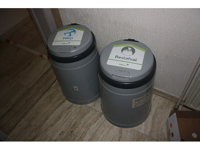 Waterkoker tefal (defect), 2 pvc vuilniszakhouders, inhoud keuken: borden en bestek (50,51,52) - afbeelding 3 van  3