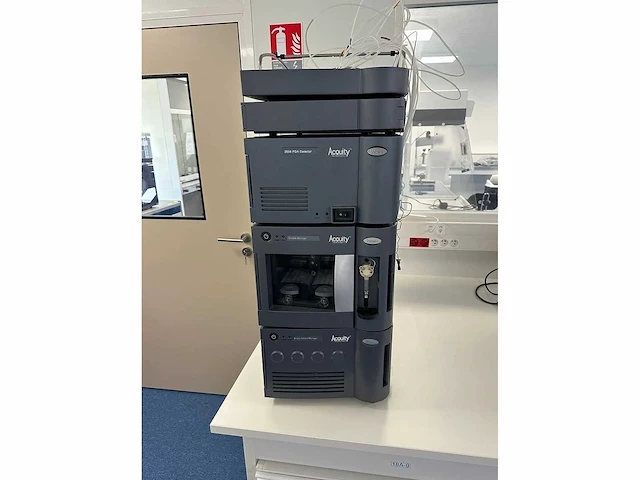 Waters acquity uplc-system – kolomverwarmer, pda-detector, sample manager & binary solvent manager - afbeelding 1 van  1